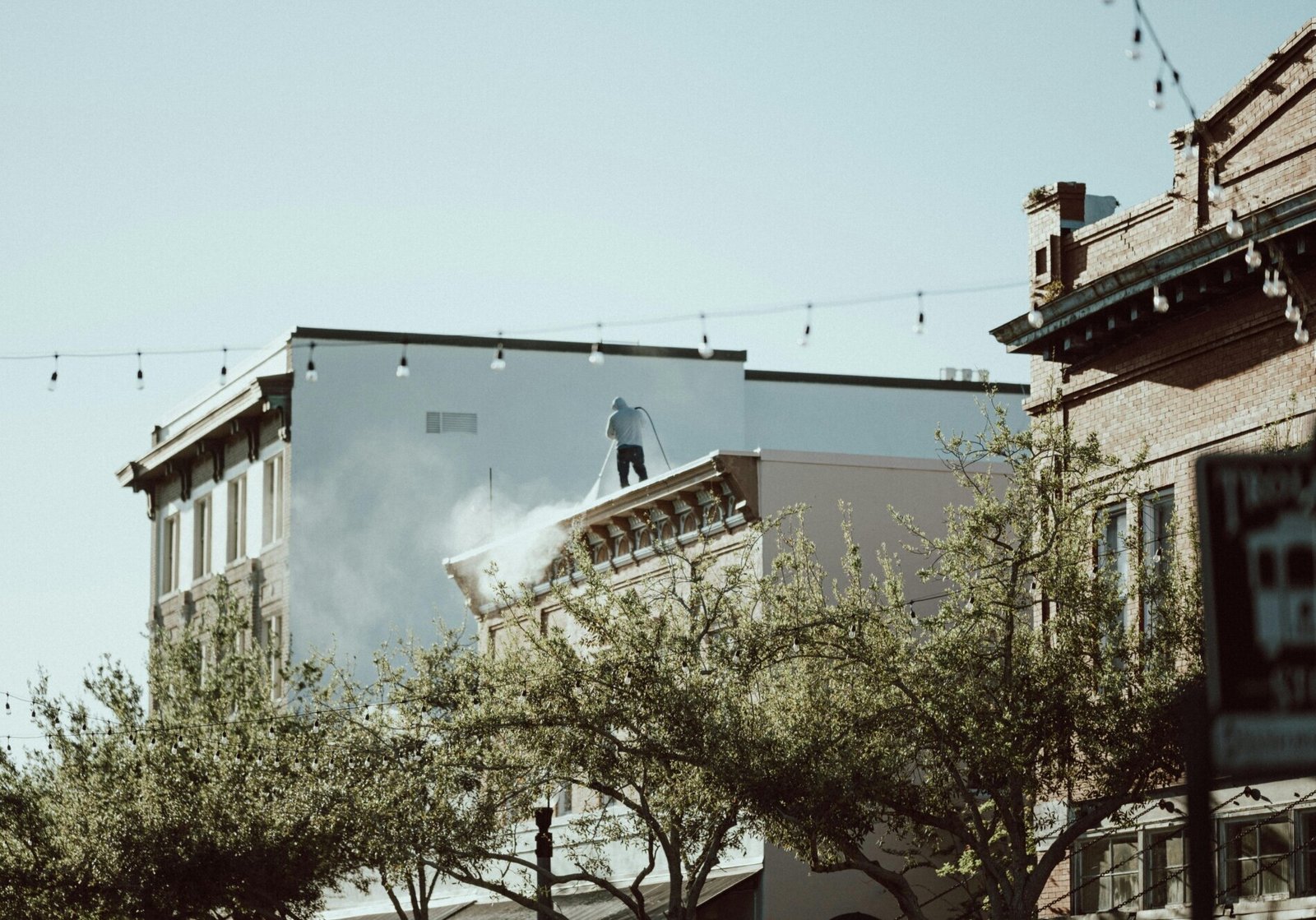 Application traitement hydrofuge toiture Antibes pour protéger contre humidité et prolonger la durée de vie des tuiles