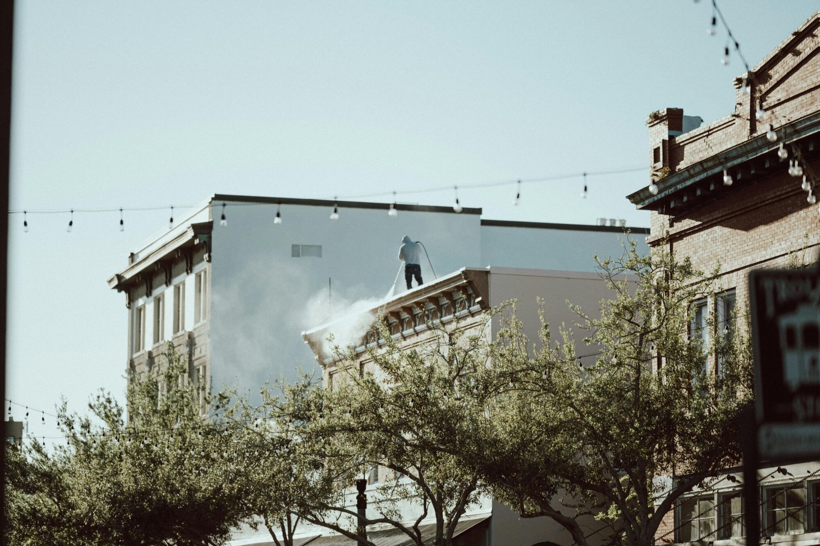 Application traitement hydrofuge toiture Antibes pour protéger contre humidité et prolonger la durée de vie des tuiles