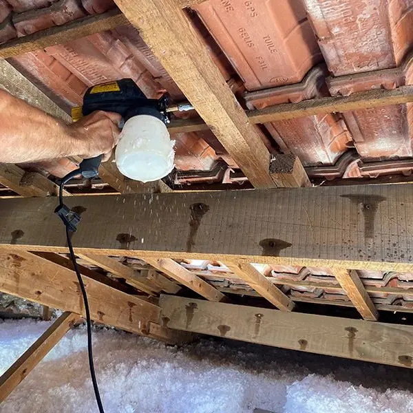 Artisan couvreur Antibes pour rénovation complète, réparation urgente ou entretien régulier de toiture