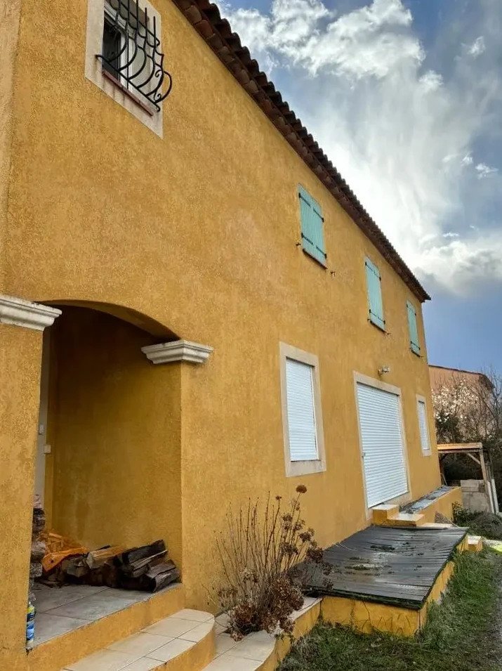 Façadier Antibes appliquant un crépi façade projeté, taloché ou gratté pour protéger et embellir les murs extérieurs