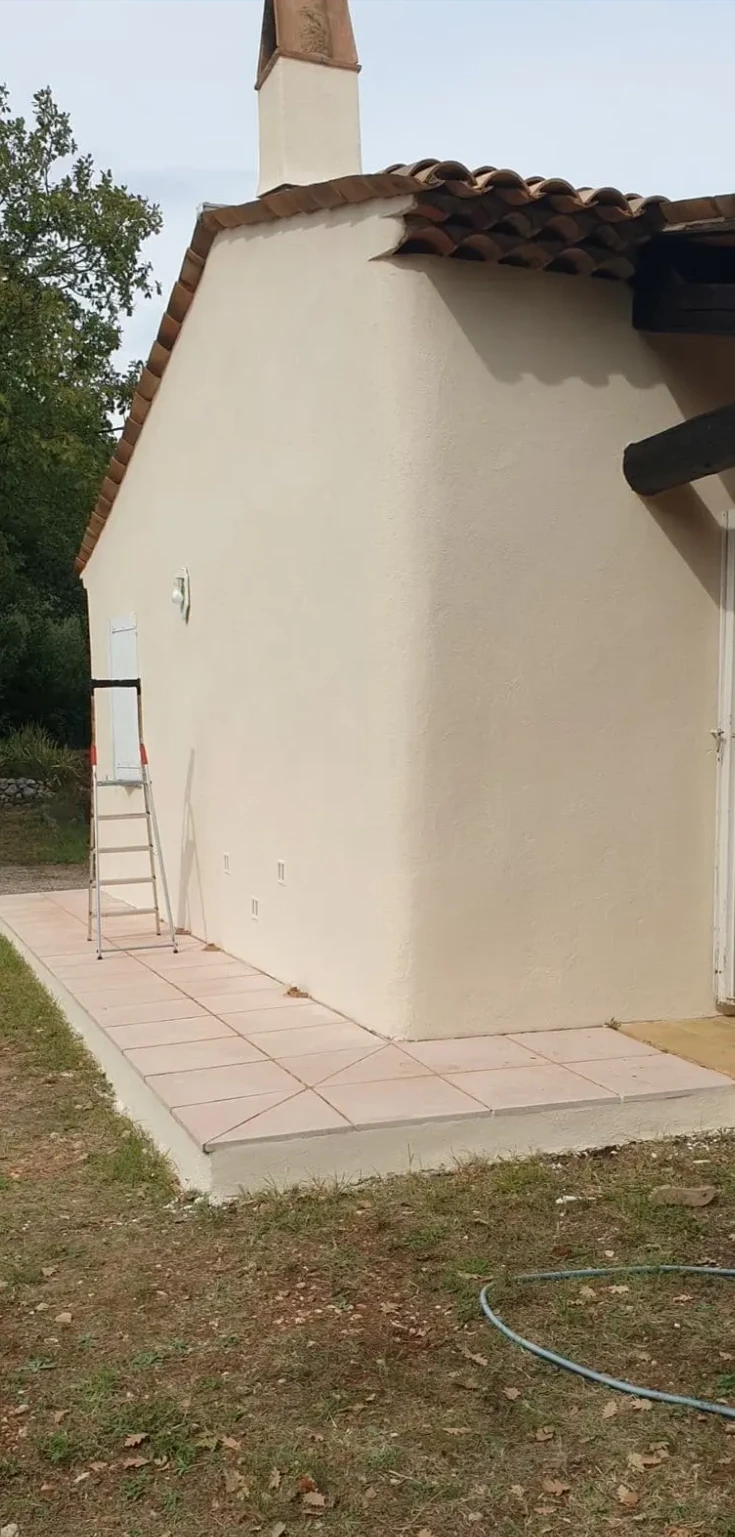 Façadier Antibes réalisant un nettoyage façade complet avec traitement anti-mousse pour retrouver l’éclat d’origine