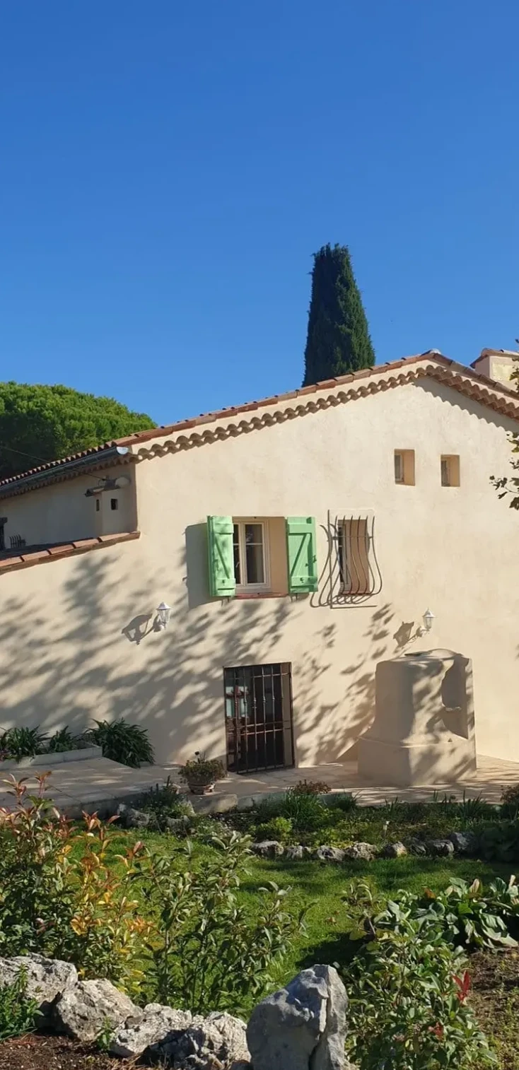 Façadier Antibes appliquant une peinture extérieure professionnelle adaptée au climat méditerranéen