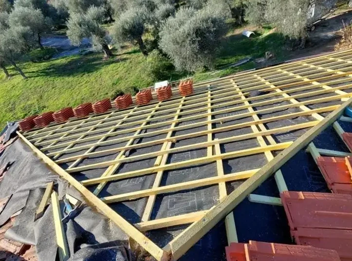 Réfection toiture Antibes avec remplacement tuiles, joints et consolidation charpente pour un toit fiable et adapté au climat méditerranéen