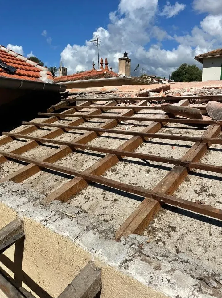 Rénovation charpente et toiture Antibes avec traitements anti-parasites, remplacement poutres et renforts structurels pour un toit durable