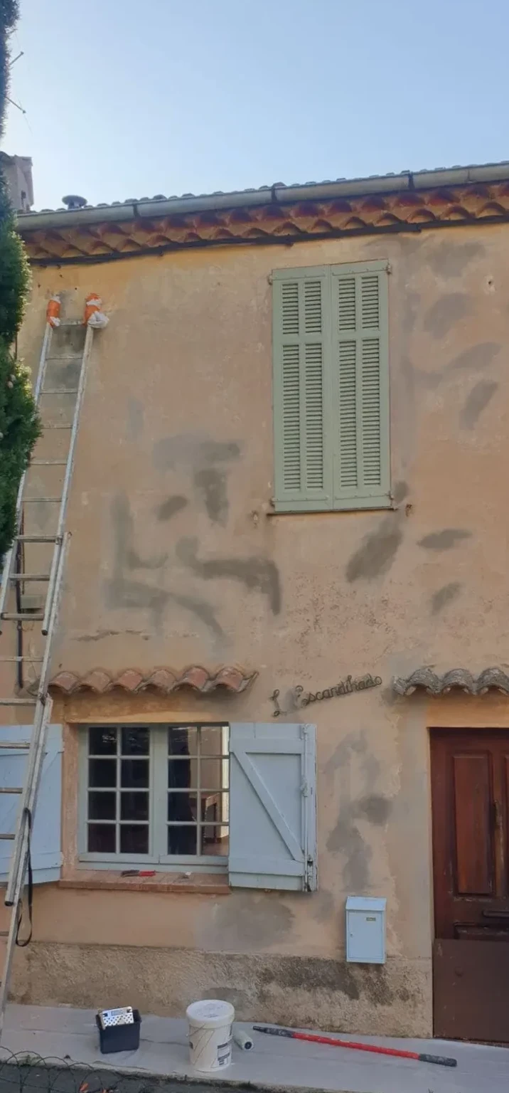 Façadier Antibes réalisant la rénovation fissure façade pour sécuriser et protéger les murs extérieurs contre les infiltrations