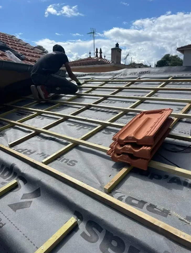 Rénovation toiture Antibes avec remplacement tuiles, isolation et renforcement charpente pour une couverture solide et esthétique