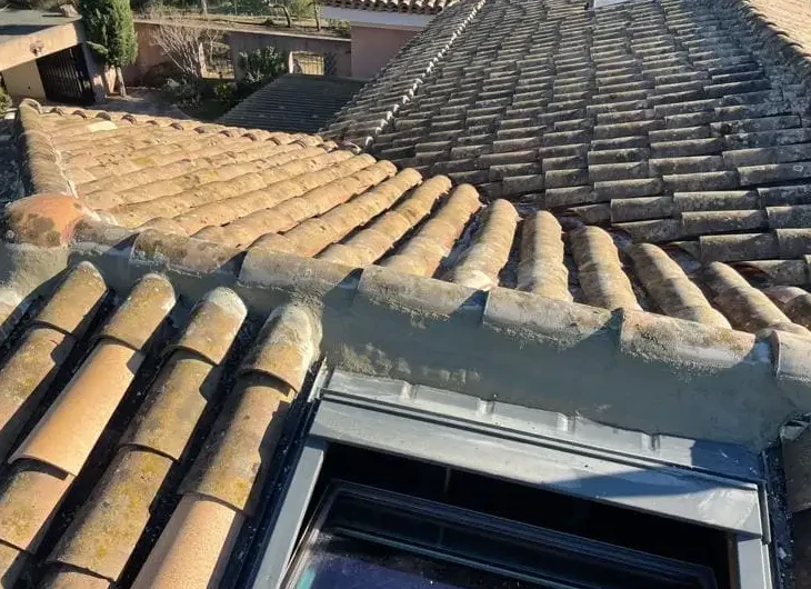 Réparation étanchéité toiture Antibes pour stopper infiltrations, remplacer tuiles défectueuses et renforcer zones fragiles