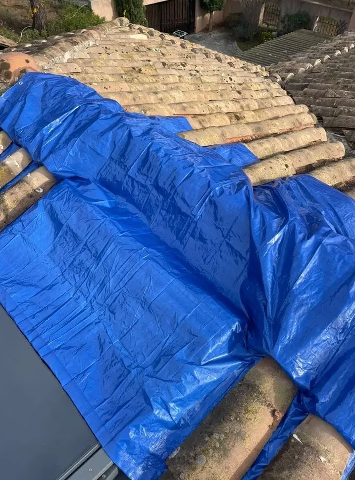 Intervention rapide pour urgence toiture Antibes avec bâchage et sécurisation avant réparation
